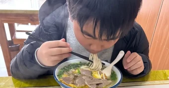 Bức ảnh đứa trẻ ăn bát mỳ ngon lành khiến cư dân mạng bùng nổ: Đừng hành hạ con cái kiểu ấy!