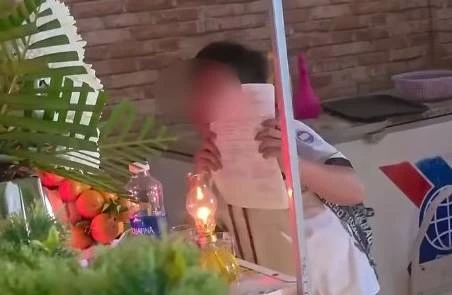 Bức hình khoe bố điểm 10 xót xa nhất lúc này: Vẫn món quà đó nhưng cái xoa đầu động viên không còn nữa rồi! Bức hình khoe bố điểm 10 xót xa nhất lúc này: Vẫn món quà đó nhưng cái xoa đầu động viên không còn nữa rồi!
