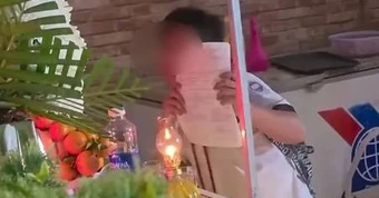 Bức hình khoe bố điểm 10 xót xa nhất lúc này: Vẫn món quà đó nhưng cái xoa đầu động viên không còn nữa rồi!
