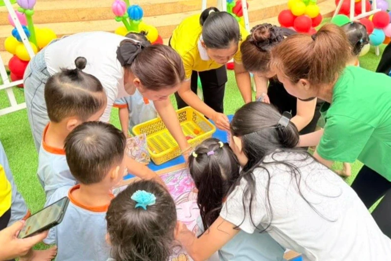 Bùng phát bệnh tay chân miệng, trường mầm non ở TPHCM "dựng rào" bảo vệ trẻ Bùng phát bệnh tay chân miệng, trường mầm non ở TPHCM "dựng rào" bảo vệ trẻ