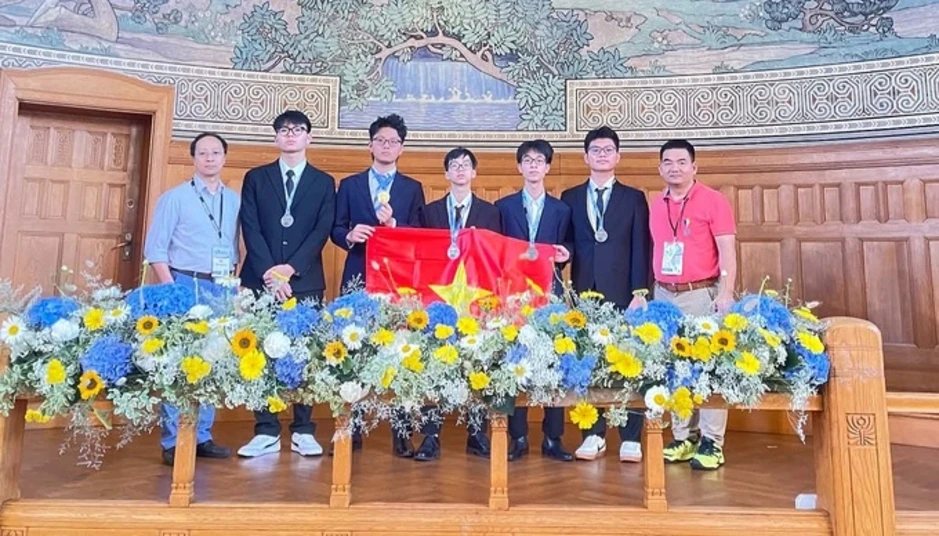 Cả 5 học sinh Việt giành huy chương Olympic Vật lý châu Âu Cả 5 học sinh Việt giành huy chương Olympic Vật lý châu Âu