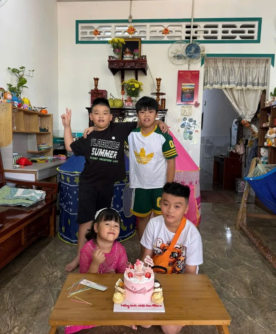 Cả nhà lặng người khi chứng kiến cuộc hội ngộ của hai nam sinh lớp 5