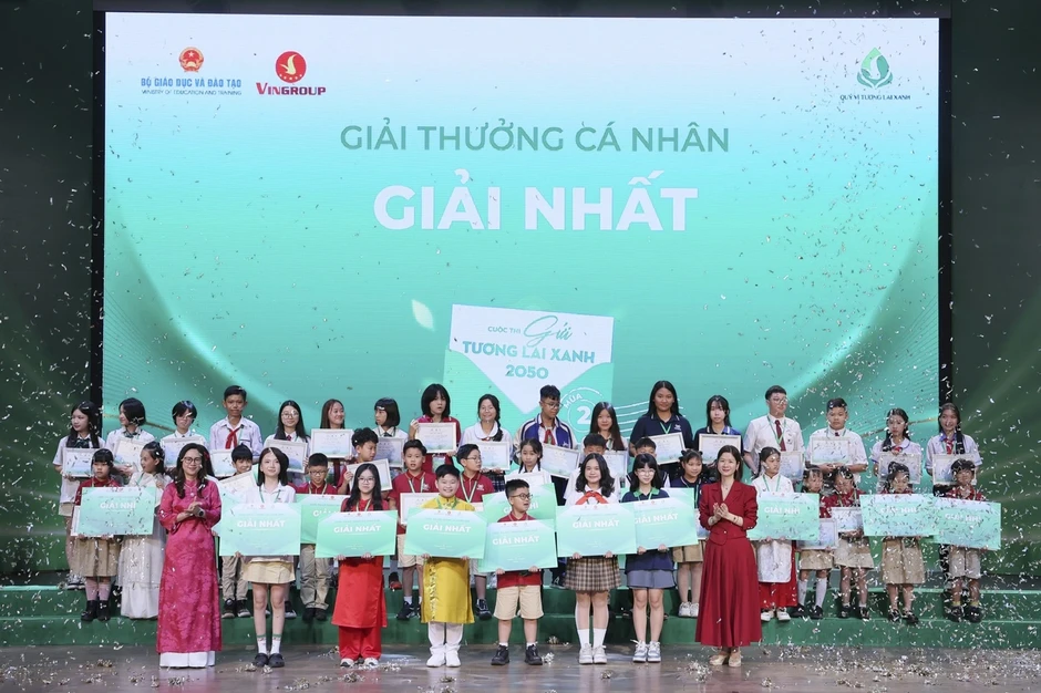 Các quán quân nhận giải thưởng cuộc thi “Gửi tương lai Xanh 2050”