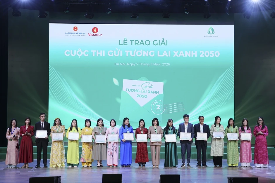 Các quán quân nhận giải thưởng cuộc thi “Gửi tương lai Xanh 2050”