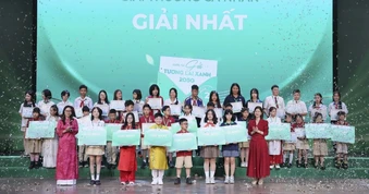 Các quán quân nhận giải thưởng cuộc thi “Gửi tương lai Xanh 2050”
