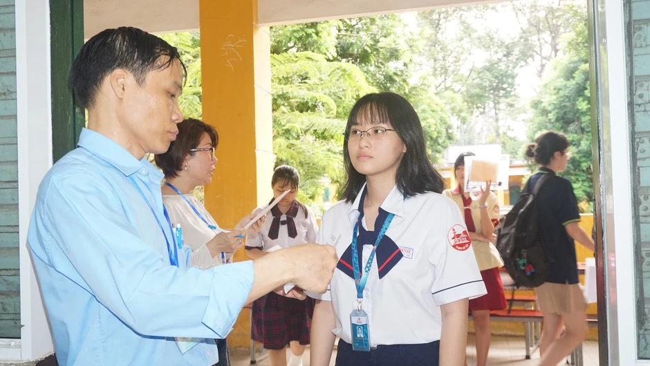 Cách chứng minh 'mình là con người' trong đề thi học sinh giỏi môn ngữ văn