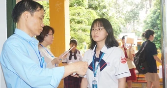 Cách chứng minh 'mình là con người' trong đề thi học sinh giỏi môn ngữ văn