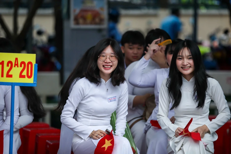 'Cấm thu tiền' dạy thêm trong trường, sao phụ huynh vẫn phải chi? 'Cấm thu tiền' dạy thêm trong trường, sao phụ huynh vẫn phải chi?