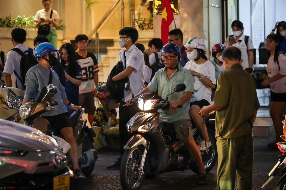 'Cấm thu tiền' dạy thêm trong trường, sao phụ huynh vẫn phải chi? 'Cấm thu tiền' dạy thêm trong trường, sao phụ huynh vẫn phải chi?