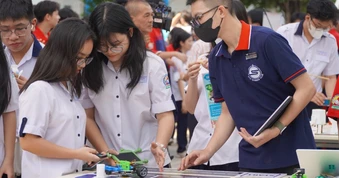Căn cứ nào để xin chuyển từ chuyên viên sang làm giáo viên?