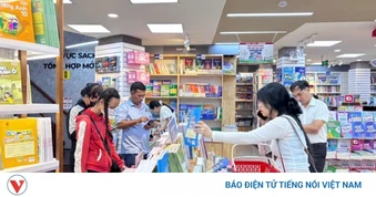 Cận ngày tựu trường, phụ huynh TP.HCM xoay xở tìm sách giáo khoa