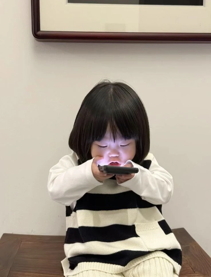 Cảnh báo cho các gia đình có con dùng điện thoại hơn 2 tiếng mỗi ngày Cảnh báo cho các gia đình có con dùng điện thoại hơn 2 tiếng mỗi ngày