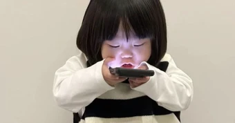 Cảnh báo cho các gia đình có con dùng điện thoại hơn 2 tiếng mỗi ngày