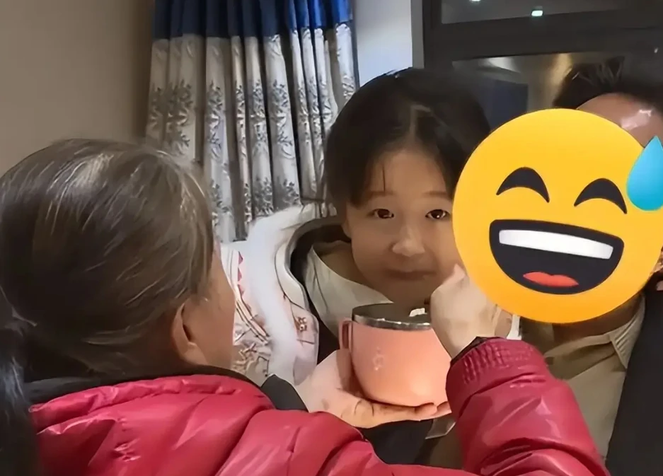 Cảnh tượng tại một gia đình khiến dân mạng đồng loạt lắc đầu ngán ngẩm: Nuôi con kiểu này, về sau chỉ khổ mà thôi! Cảnh tượng tại một gia đình khiến dân mạng đồng loạt lắc đầu ngán ngẩm: Nuôi con kiểu này, về sau chỉ khổ mà thôi!