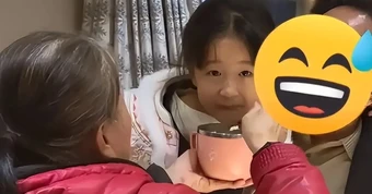 Cảnh tượng tại một gia đình khiến dân mạng đồng loạt lắc đầu ngán ngẩm: Nuôi con kiểu này, về sau chỉ khổ mà thôi!