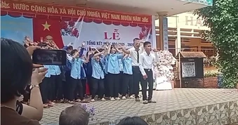 Cậu bé khiếm thị hát giữa lễ tốt nghiệp, phản ứng của học sinh gây xúc động