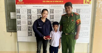 Cậu bé lớp 2 ở Gia Lai trả lại hơn 5 triệu đồng cho người đánh rơi