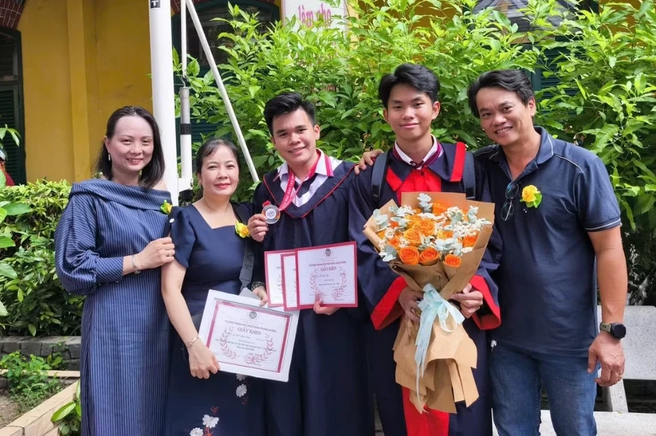 Cậu học trò trong ảnh gây sốt mạng với cha làm tài xế đã đỗ ngành Y Cậu học trò trong ảnh gây sốt mạng với cha làm tài xế đã đỗ ngành Y