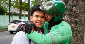 Cậu học trò trong ảnh gây sốt mạng với cha làm tài xế đã đỗ ngành Y