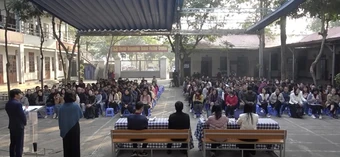 Câu hỏi 'sao mẹ không hỏi con làm sao đạt 9,75 điểm' khiến phụ huynh sững người
