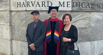 Cha mẹ bán nhà cho con du học, 15 năm sau nhận bằng tiến sĩ Harvard