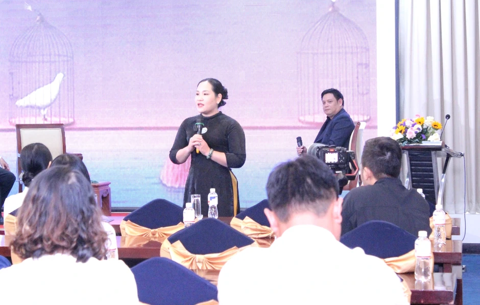 'Cha mẹ muốn con theo nghề mình nhưng về nhà là nói xấu đồng nghiệp' 'Cha mẹ muốn con theo nghề mình nhưng về nhà là nói xấu đồng nghiệp'