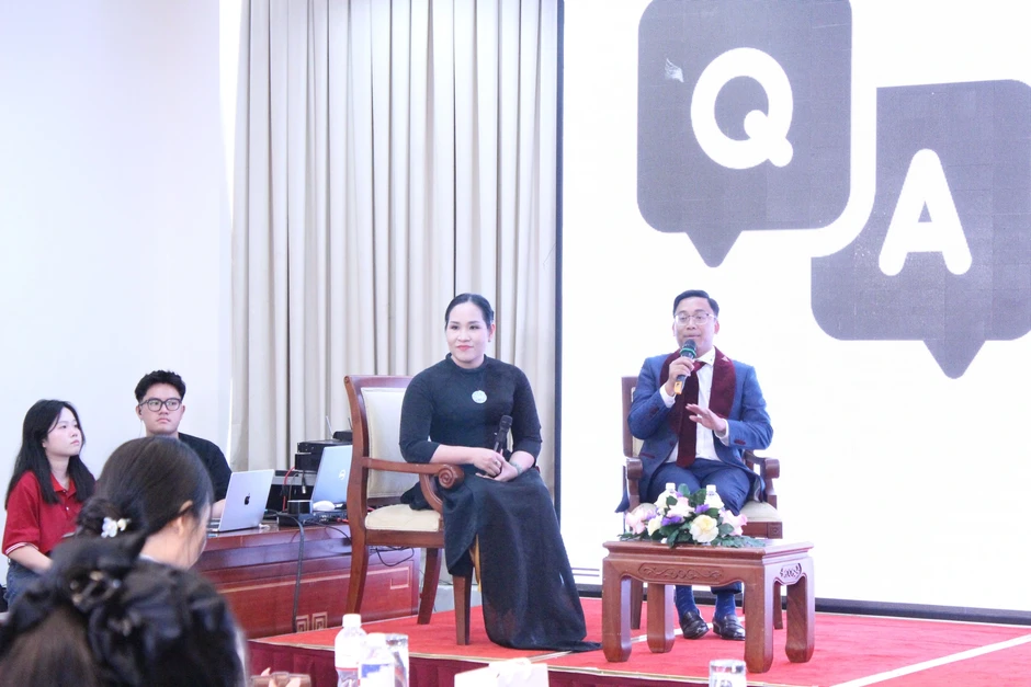 'Cha mẹ muốn con theo nghề mình nhưng về nhà là nói xấu đồng nghiệp' 'Cha mẹ muốn con theo nghề mình nhưng về nhà là nói xấu đồng nghiệp'