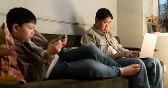 Cha mẹ "dốc hết lòng" chưa chắc đã tốt: 4 điều tuyệt đối đừng chia sẻ để tránh làm hỏng tương lai của con