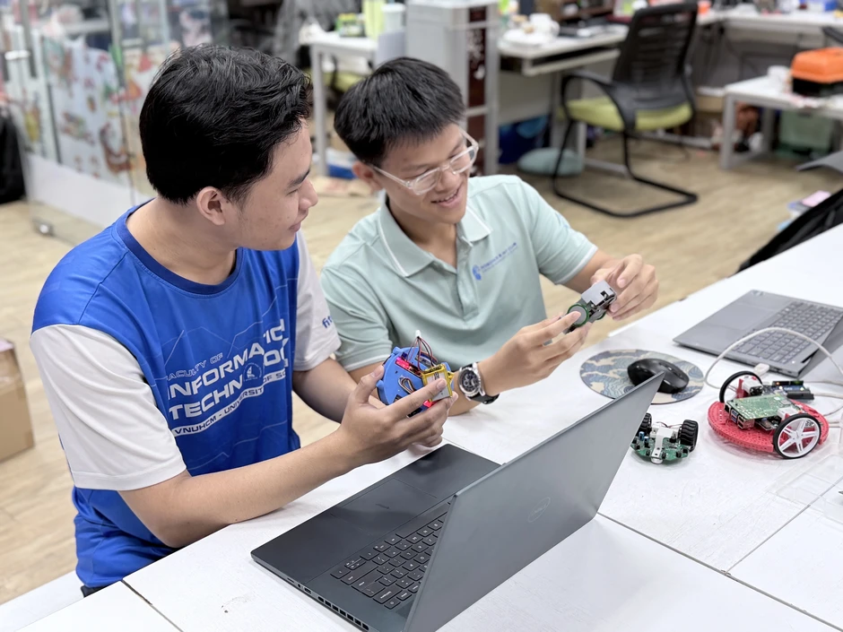 Chàng trai lấy bằng sáng chế độc quyền với robot 6x8 cm Chàng trai lấy bằng sáng chế độc quyền với robot 6x8 cm