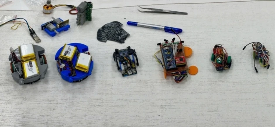 Chàng trai lấy bằng sáng chế độc quyền với robot 6x8 cm Chàng trai lấy bằng sáng chế độc quyền với robot 6x8 cm