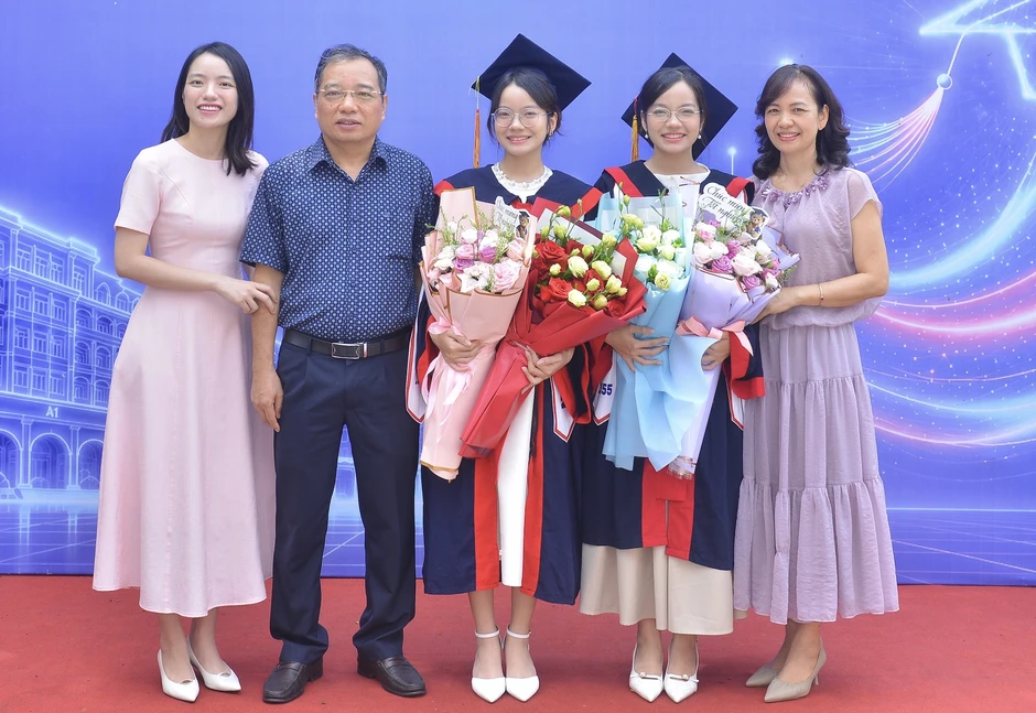 Chị em sinh đôi cùng tốt nghiệp loại Xuất sắc ngành Sư phạm, IELTS 8.0 từ lớp 11 Chị em sinh đôi cùng tốt nghiệp loại Xuất sắc ngành Sư phạm, IELTS 8.0 từ lớp 11