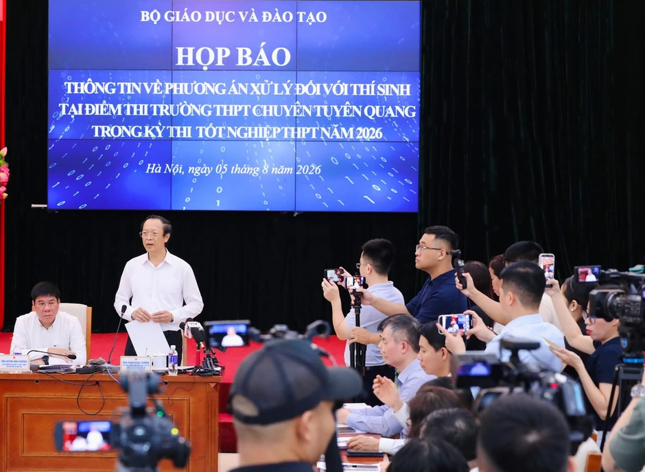 Chiều nay, các thí sinh điểm thi Trường chuyên Tuyên Quang tập trung tại phòng thi, làm thủ tục thi lại Chiều nay, các thí sinh điểm thi Trường chuyên Tuyên Quang tập trung tại phòng thi, làm thủ tục thi lại