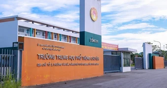 Chiều nay, các thí sinh điểm thi Trường chuyên Tuyên Quang tập trung tại phòng thi, làm thủ tục thi lại