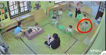 Chồng gửi bức ảnh con đang đi học, vợ xem xong cười đau ruột: "Anh sao vậy anh Hậu?"