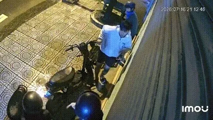 Chủ nhà cho mượn áo mưa, nhóm học sinh gây chú ý vì hành động đẹp Chủ nhà cho mượn áo mưa, nhóm học sinh gây chú ý vì hành động đẹp