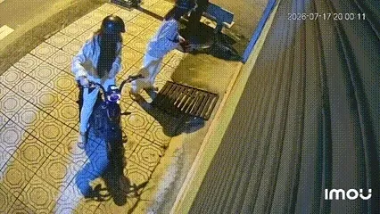 Chủ nhà cho mượn áo mưa, nhóm học sinh gây chú ý vì hành động đẹp Chủ nhà cho mượn áo mưa, nhóm học sinh gây chú ý vì hành động đẹp