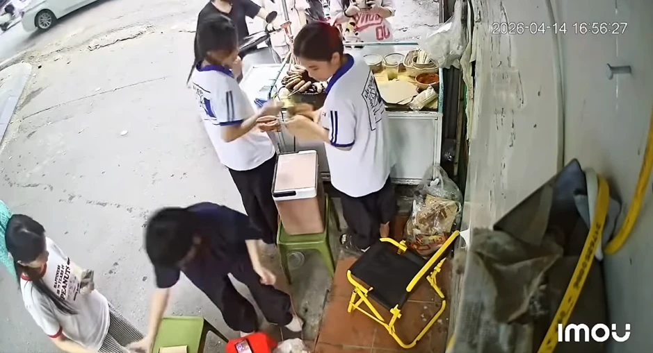 Chủ quán lạp xưởng nhờ 2 nữ sinh trông hộ quán, quay lại thấy cảnh phải cắt ngay camera đăng khắp nơi Chủ quán lạp xưởng nhờ 2 nữ sinh trông hộ quán, quay lại thấy cảnh phải cắt ngay camera đăng khắp nơi