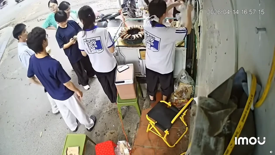 Chủ quán lạp xưởng nhờ 2 nữ sinh trông hộ quán, quay lại thấy cảnh phải cắt ngay camera đăng khắp nơi Chủ quán lạp xưởng nhờ 2 nữ sinh trông hộ quán, quay lại thấy cảnh phải cắt ngay camera đăng khắp nơi