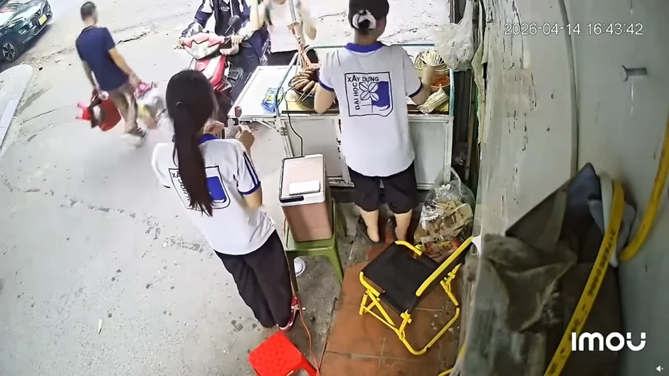 Chủ quán lạp xưởng nhờ 2 nữ sinh trông hộ quán, quay lại thấy cảnh phải cắt ngay camera đăng khắp nơi Chủ quán lạp xưởng nhờ 2 nữ sinh trông hộ quán, quay lại thấy cảnh phải cắt ngay camera đăng khắp nơi