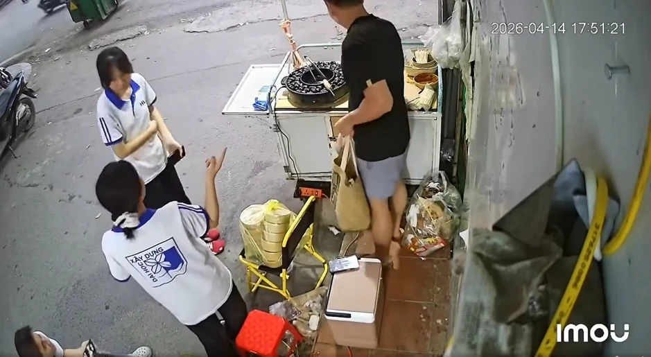 Chủ quán lạp xưởng nhờ 2 nữ sinh trông hộ quán, quay lại thấy cảnh phải cắt ngay camera đăng khắp nơi Chủ quán lạp xưởng nhờ 2 nữ sinh trông hộ quán, quay lại thấy cảnh phải cắt ngay camera đăng khắp nơi