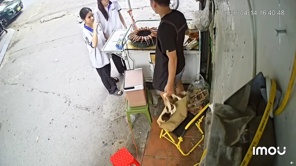 Chủ quán lạp xưởng nhờ 2 nữ sinh trông hộ quán, quay lại thấy cảnh phải cắt ngay camera đăng khắp nơi Chủ quán lạp xưởng nhờ 2 nữ sinh trông hộ quán, quay lại thấy cảnh phải cắt ngay camera đăng khắp nơi