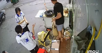 Chủ quán lạp xưởng nhờ 2 nữ sinh trông hộ quán, quay lại thấy cảnh phải cắt ngay camera đăng khắp nơi
