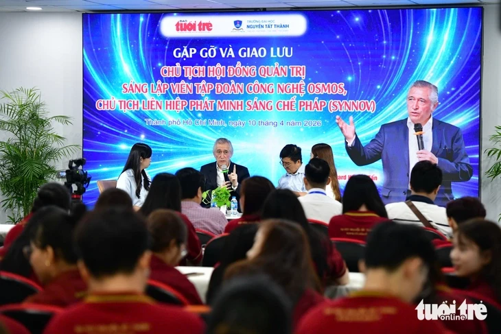 Chủ tịch Liên hiệp phát minh sáng chế Pháp giao lưu với sinh viên học tại báo Tuổi Trẻ Chủ tịch Liên hiệp phát minh sáng chế Pháp giao lưu với sinh viên học tại báo Tuổi Trẻ
