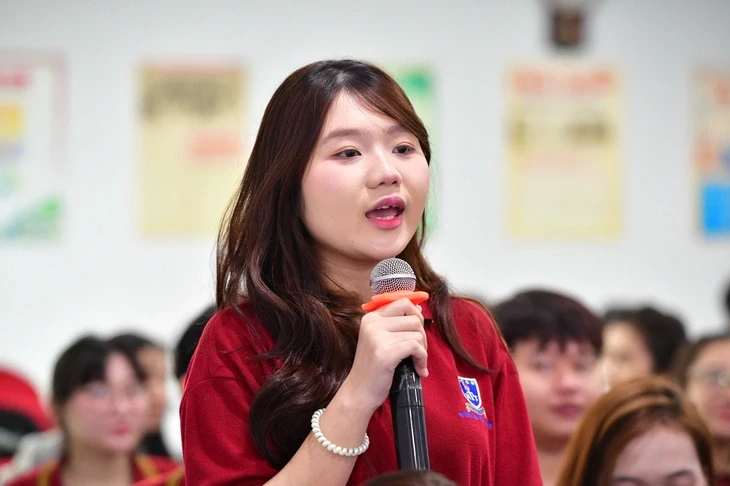 Chủ tịch Liên hiệp phát minh sáng chế Pháp giao lưu với sinh viên học tại báo Tuổi Trẻ Chủ tịch Liên hiệp phát minh sáng chế Pháp giao lưu với sinh viên học tại báo Tuổi Trẻ