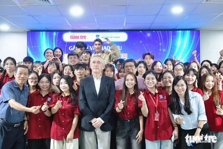 Chủ tịch Liên hiệp phát minh sáng chế Pháp giao lưu với sinh viên học tại báo Tuổi Trẻ Chủ tịch Liên hiệp phát minh sáng chế Pháp giao lưu với sinh viên học tại báo Tuổi Trẻ
