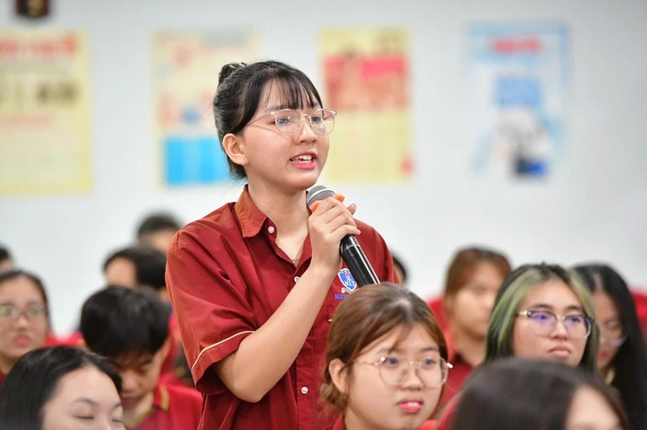 Chủ tịch Liên hiệp phát minh sáng chế Pháp giao lưu với sinh viên học tại báo Tuổi Trẻ Chủ tịch Liên hiệp phát minh sáng chế Pháp giao lưu với sinh viên học tại báo Tuổi Trẻ