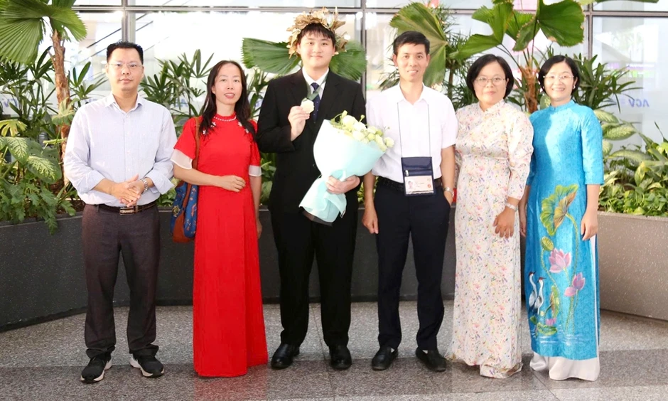 Chủ tịch tỉnh Bắc Ninh khen thưởng lớn cho 5 học sinh đoạt huy chương quốc tế