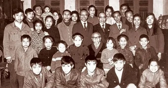 Chủ tiệm vàng nuôi 8 con thành tài, 4 người là giáo sư: Con út đã 90 tuổi vẫn "gây sốt" MXH bởi khả năng tiếng Anh đỉnh cao