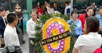 Chụp ảnh kỷ yếu với vòng hoa, ăn mặc phản cảm: Suy nghĩ lệch lạc, nên cấm!
