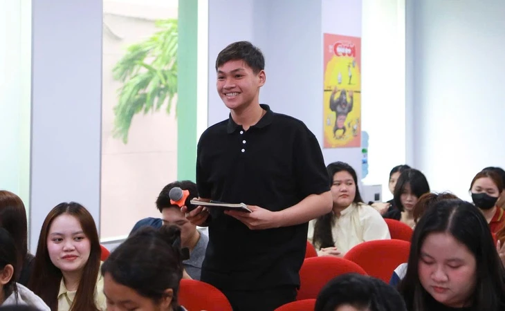 Chuyên gia truyền thông, MC chia sẻ kinh nghiệm thực tế cho sinh viên học tại báo Tuổi Trẻ Chuyên gia truyền thông, MC chia sẻ kinh nghiệm thực tế cho sinh viên học tại báo Tuổi Trẻ